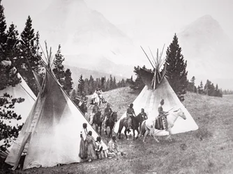 Acampamento de tipis de nativos americanos, Montana, c. 1900