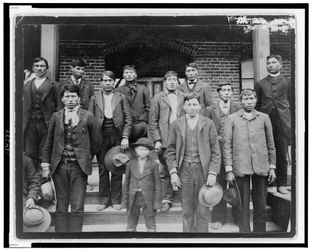 Homens nativos americanos e um rapaz posaram fora da Carlisle Indian School, Pennsylvania, c.1890 (foto a p/b)