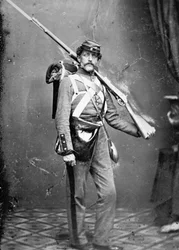 Miliciano do estado de Nova Iorque com percussão (foto a p/b)