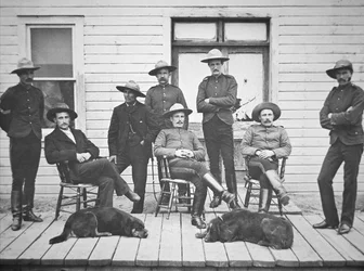 Polícia Montada no Noroeste de Edmonton para manter a lei e a ordem durante os primeiros dias da Corrida do Ouro Klondike/Yukon