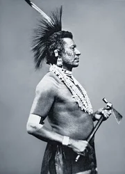 Osage Tribe Warrior com tubo tomahawk, c.1875 (foto a p/b)