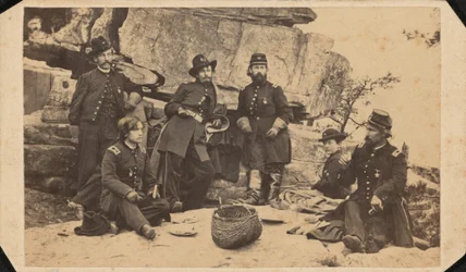 "Parte do Estado-Maior do General Geary. Tirada no cume da Montanha Lookout no dia de Natal.",1863 (foto)