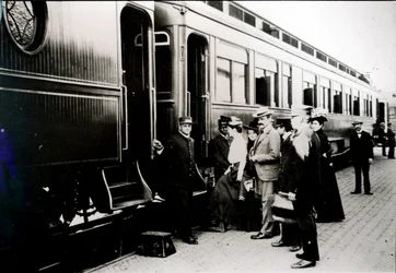 Passageiros embarcando em um carro Pullman de primeira classe da Chicago, Burlington & Quincy Railroad em 1910 (foto a p/b)