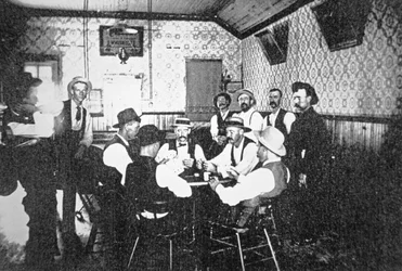 Jogando cartas em um salão ocidental, c.1900 (foto a p/b)