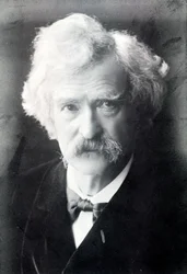 Retrato de Mark Twain (1835 - 1910).