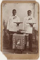 Retrato de dois homens segurando bandejas,c. 1885 (foto)