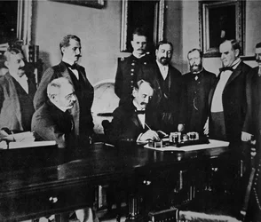 O Presidente William Mckinley (1843-1901) testemunha a assinatura do protocolo de paz que pôs fim à guerra com a Espanha