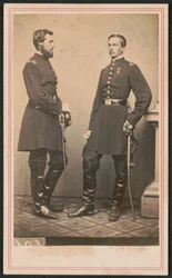Príncipe Philippe de Orléans, Conde de Paris, e seu irmão Príncipe Robert de Orléans, Duque de Chartres, em uniformes da União com espadas, c.1861-62 (foto a p/b)