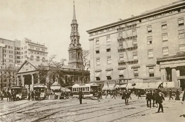 Capela de St Pauls e a casa de Astor, fora do parque da câmara municipal, New York City, 1892