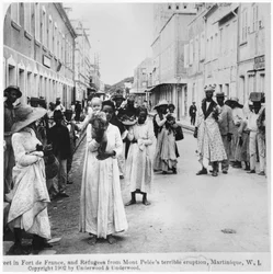 Rua em Fort de France com refugiados após a erupção de Mont Pelee, Martinica, publicado por Underwood e Underwood, 1902