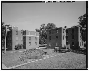 Techwood Homes, Edifício nº 2, 569-573 Techwood Drive, Atlanta, Condado de Fulton, GA (foto a p-b)