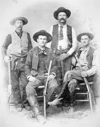 Rangers do Texas armados com revólveres e espingardas Winchester