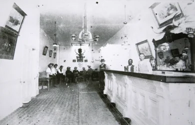 The Long Branch Saloon, Dodge City, Kansas, c.1880 (foto a p/b)