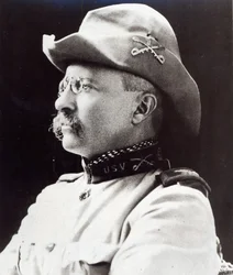 Theodore Roosevelt como Tenente-Coronel da 1ª Cavalaria Voluntária dos EUA em 1898 (foto a p/b)