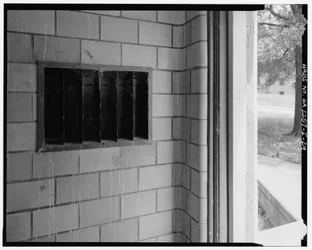 Detalhe de azulejo e moldagem com slots de correio, entrada típica para escadas, Techwood Homes, Edifício No. 6, 465 Techwood Drive & 119-125 Hunnicutt Street, Atlanta, Fulton County, GA