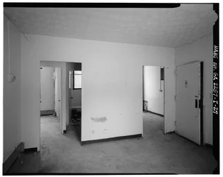 Apartamento típico de 2 dormitórios com entrada na cova, corredor com banheiro e quartos (esquerda), entrada para cozinha (direita) - Techwood Homes, Edifício nº 6, 465 Techwood Drive & 119-125 Hunnicutt Street, Atlanta, Condado de Fulton, GA