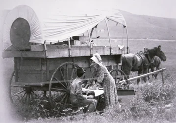 Carroça coberta típica do pioneiro (foto a p/b)
