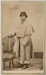 Mulher afro-americana não identificada de uniforme