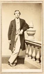 Homem não identificado no casaco superior encostado ao pilar, c.1860-75 (estampa álbumen)