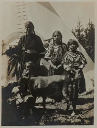Mulher, duas raparigas e uma criança com cão, ca. 1900. Fotografia de gelatina e prata