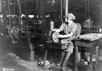 Assento chave da broca da mulher no portador da vista dianteira para o rifle, Eddystone Rifle Plant, Eddystone, Pa., Durante a Primeira Guerra Mundial, 1914-18