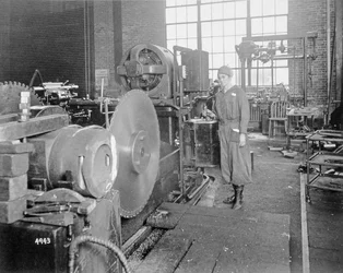 Mulheres trabalhando em uma fábrica durante a Primeira Guerra Mundial, c.1917