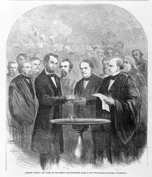 Lincoln fazendo o juramento em sua segunda posse, 4 de março de 1865, publicado em 1865