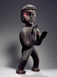 Figura Potlatch (madeira pintada)