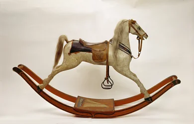 Cavalo de balanço (madeira e couro)