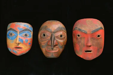 Três máscaras de xamã (terracota pintada)