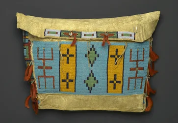 Tipi Bag, da região de Plains, c.1860-1900 (couro, pérola, metal e pêlo de cavalo)