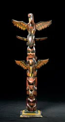 Totem pole (madeira pintada)