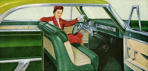 Mulher sentada no lugar do condutor de um coupé dos anos 50