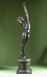 Figura de bronze de uma mulher nua