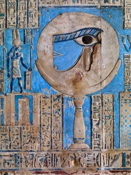 O Olho de Hórus. O tecto do templo de Háthor, Dendera, 50-48 a.C.