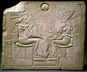 A família real: Aquenáton, Nefertiti e os seus filhos, c. 1350 a.C.