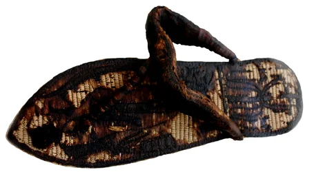 Sandália de Tutancâmon decorada com prisioneiros encadernados e símbolos simbólicos, 14º cen. BC