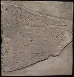 Fragmento de uma estela representando a lavoura, a colheita e a criação de aves