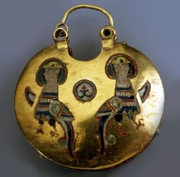 Pingente de ouro Kolt com os pássaros Sirin, séculos 11 e 12