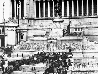 Celebração fascista em comemoração ao Soldado Desconhecido no Altare della Patria (Altar da Pátria) em Roma, 11/04/1922 (foto a p/b)