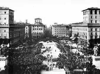 Piazza Venezia em Roma durante a celebração fascista em comemoração ao Soldado Desconhecido no Altare della Patria (Altar da Pátria), 11/04/1922 (foto a p/b)