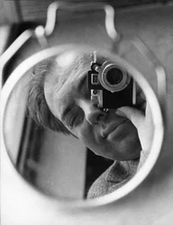Ando Gilardi, autorretrato, c.1957 (fotografia a preto e branco)