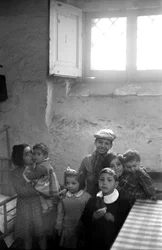 CROTONE - CRIANÇAS NUMA CASA NA CAVE,