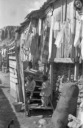 CROTONE - CRIANÇAS NAS ESCADAS,