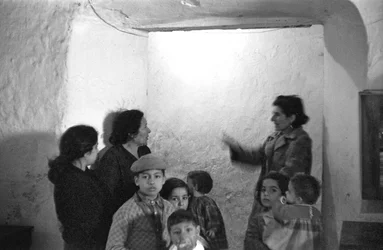 CROTONE - ACOLHIMENTO DE VISITANTES NA CAVE