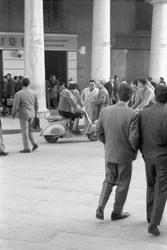 MASCARADO NUMA VESPA,