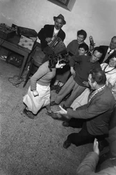 Pessoas a dançar e a tocar música tradicional da Úmbria, Itália, c.1958 (fotografia a preto e branco)