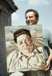 O pintor e escritor italiano Carlo Levi (1902-1975) com uma das suas obras, um retrato do sindicalista Giuseppe di Vittorio (foto)