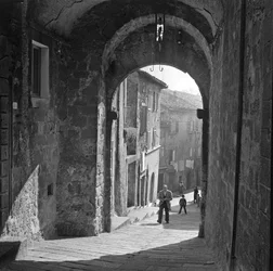 Vista de uma rua em Abbadia San Salvatore, Siena, Toscana, Itália