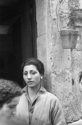 MULHERES À PORTA DE CASA